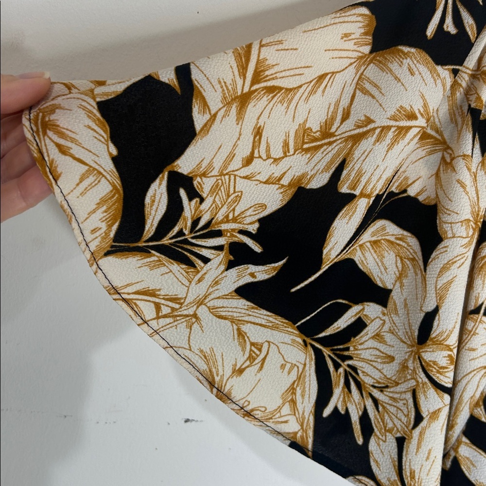 ROSE + OLIVE Black Ivory Smocked Floral Print Flutter Sleeve Blouse Size 1X - Picture 6 of 16